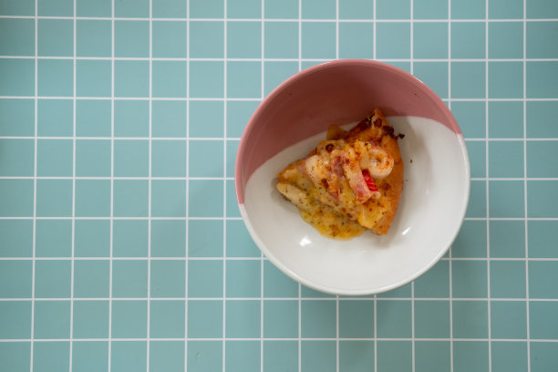 碗里的热披萨片。俯视图图片下载