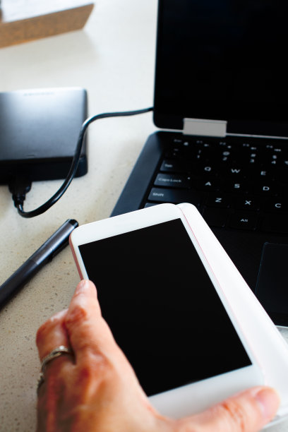 iPhone、电源、笔记本电脑、外接硬盘驱动器和手写笔图片下载