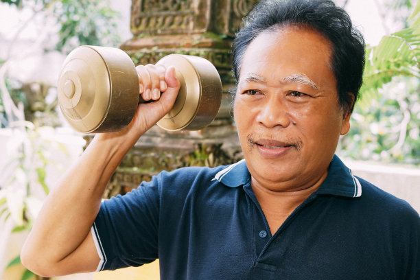 东南亚老人在家健身图片下载