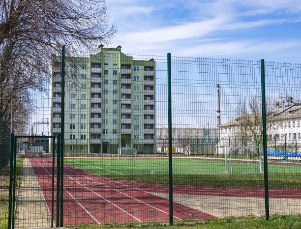 在公寓楼附近用栅栏围起来的小足球场。图片下载