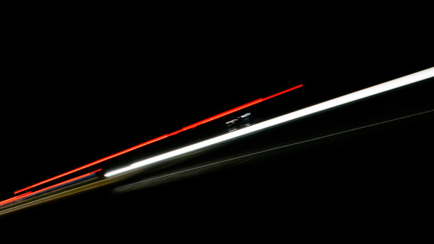 夜晚的车灯图片下载