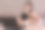漂亮的小女孩在家里做运动健身，看着笔记本电脑的屏幕。与私人教练进行远程训练。在冠状病毒隔离期间，待在家里，保持社交距离，自我隔离图片下载