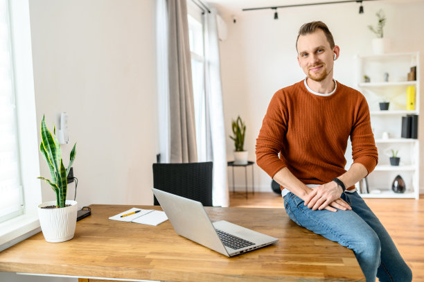 那家伙用笔记本电脑工作图片下载