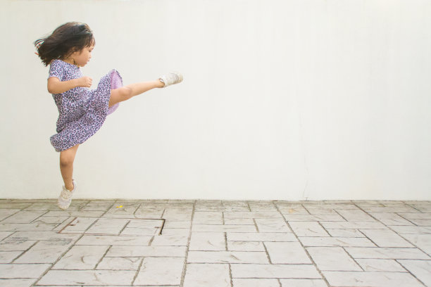 有趣的小亚洲女孩是好玩在锻炼期间在家里图片下载