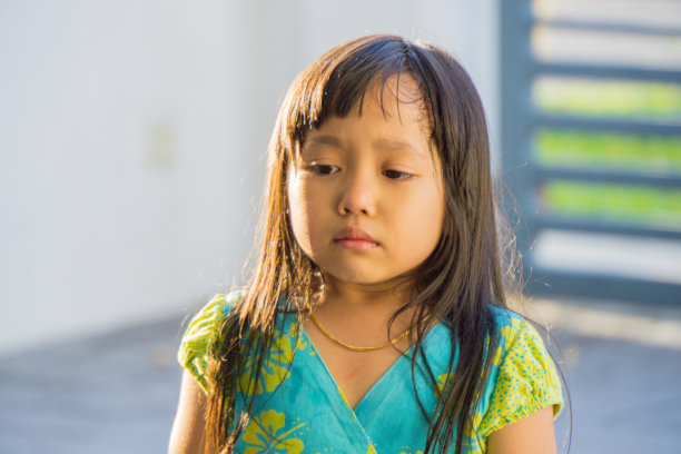 伤心哭泣的小女孩库存照片图片下载