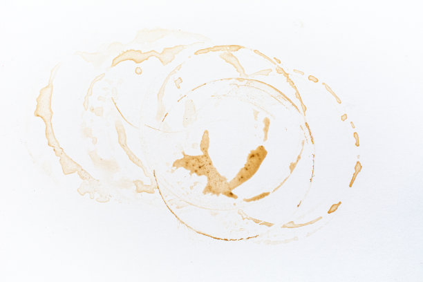 白色的咖啡桌上有一排咖啡渍图片下载