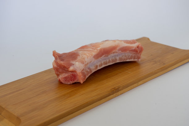 肋骨放在一块木板上图片下载