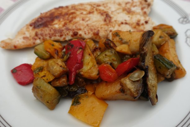 配以调味料和香料的火鸡鸡胸肉，配以炖菜图片下载