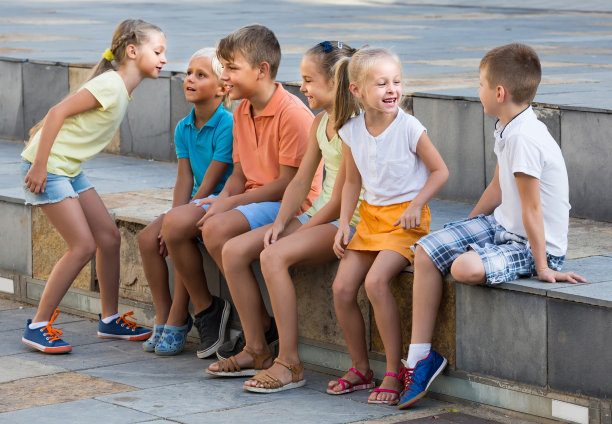 孩子们花时间在户外玩字谜游戏的肖像图片下载
