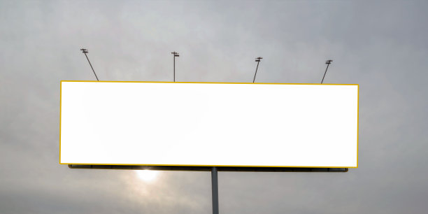 带有设计空间的大型白色广告横幅和金属杆上的led灯图片下载