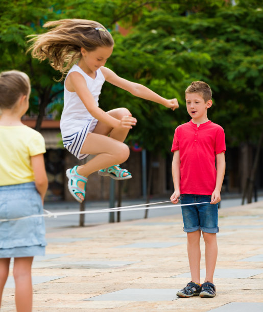 孩子们在跳绳图片下载