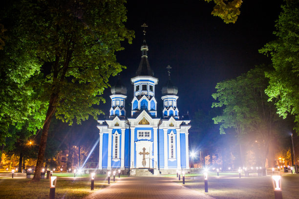 晚上的教堂很漂亮，周围都是树图片下载