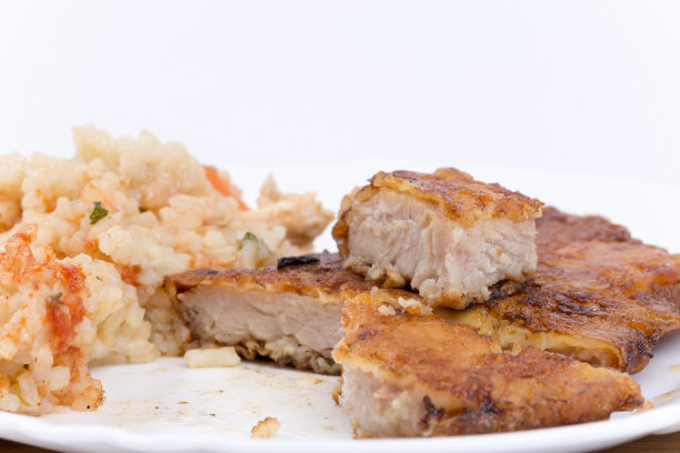 切片炸牛排配蔬菜图片下载