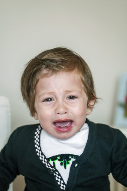 可爱的土耳其小男孩在哭泣图片下载