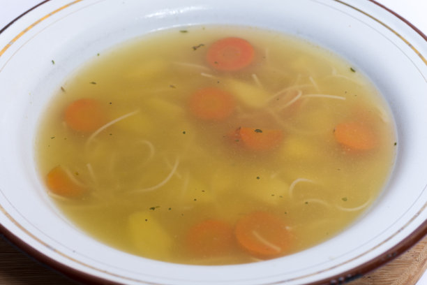 盛上自制的胡萝卜鸡汤图片下载