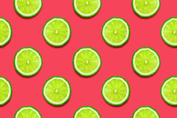 无缝图案，深红色背景上的青柠片，简约的夏季概念。图片下载