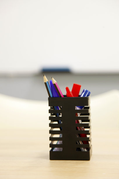 教室里有钢笔和铅笔和白板图片下载