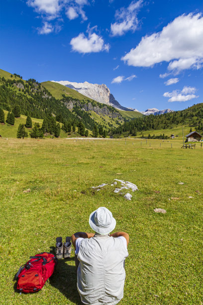 意大利——一名徒步旅行者在Dolomites的Val Duron徒步旅行时休息图片下载