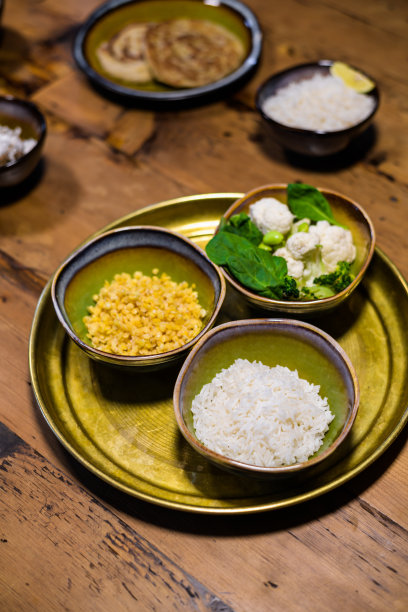 亚洲风格的食物，近距离图片陶瓷碗与茉莉米饭，扁豆和绿色图片下载
