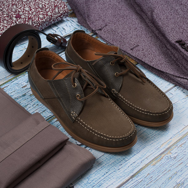 一套男性时尚的衣服和鞋子上的木材背景图片下载