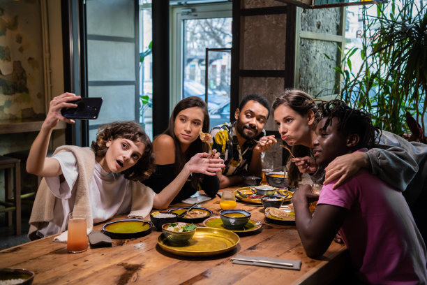 五个年轻的朋友坐在咖啡馆的桌子旁，自拍，度过了一段美好的时光图片下载