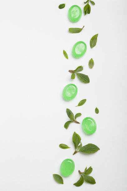 一排薄荷绿叶子的含片图片下载