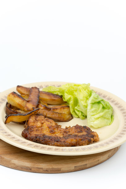 炸牛排，土豆，生菜，沙拉拷贝空间图片下载