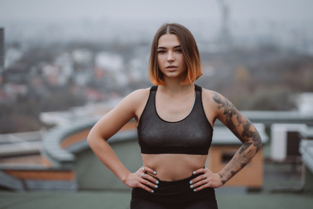 女孩在市中心一座建筑的屋顶上拍照。肖像摄影图片下载