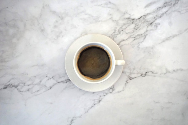 大理石桌子上放着一杯咖啡图片下载