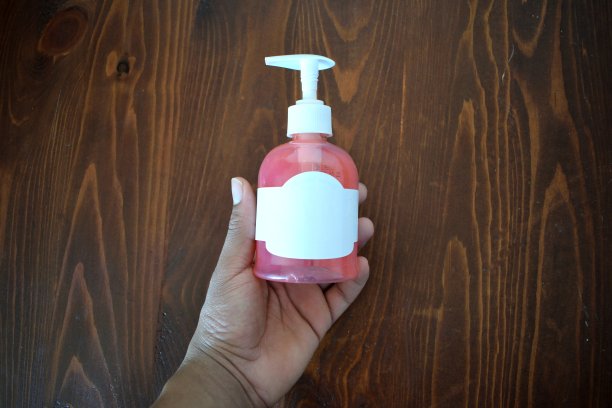 手上拿着一瓶肥皂洗手液图片下载