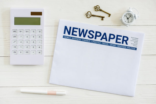 俯视图的空白空白一张白色报纸模型上的桌子图片下载