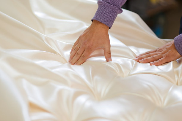 工匠在裁缝车间用米色皮革工作。素材图片