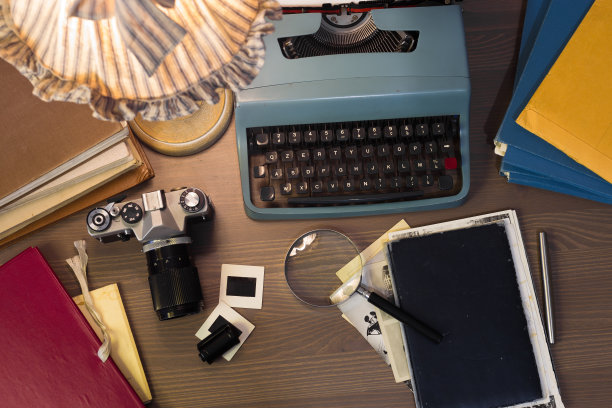 俯视图的调查书桌机密文件，老式打字机，照相机，放大镜。图片下载