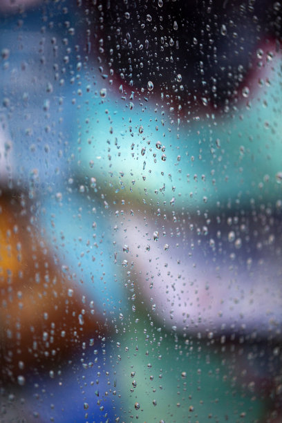 雨滴的抽象图案和模糊的彩色背景图片下载