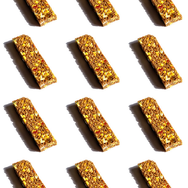 白色背景上孤立的棕色格兰诺拉麦片条的图案图片下载