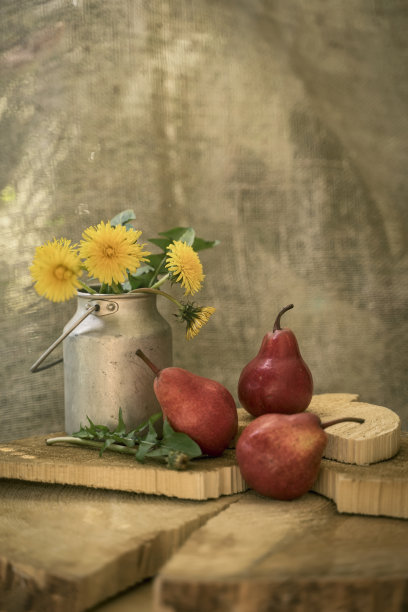 美味的成熟的有机红梨和老铝罐蒲公英在自然的木制背景，复古图片下载