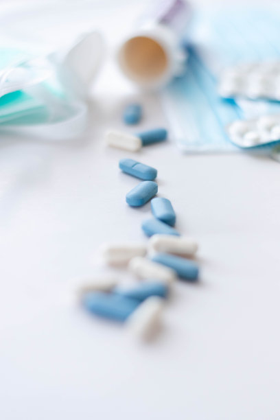 药片和药片放在白色的背景上图片下载