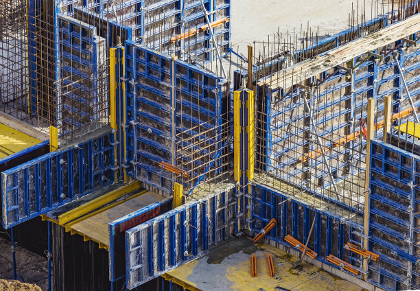 在大型住宅建筑工地安装用于钢筋混凝土隔墙的模板及钢筋或钢筋。图片下载