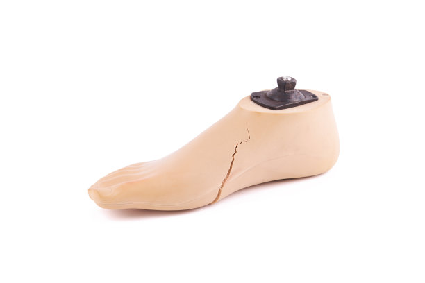骨折的假脚孤立在白色背景上。图片下载
