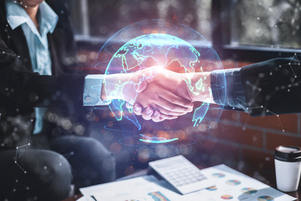 成功的商业和伙伴关系的商业理念，商界人士握手同意加入商业和数字信息图全球。成功的技术和商业伙伴关系图片下载