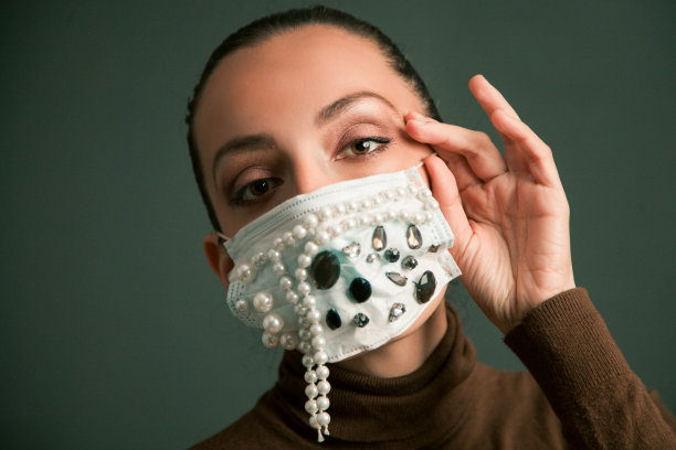 女人戴着防护时尚的医用面具和珍珠图片下载