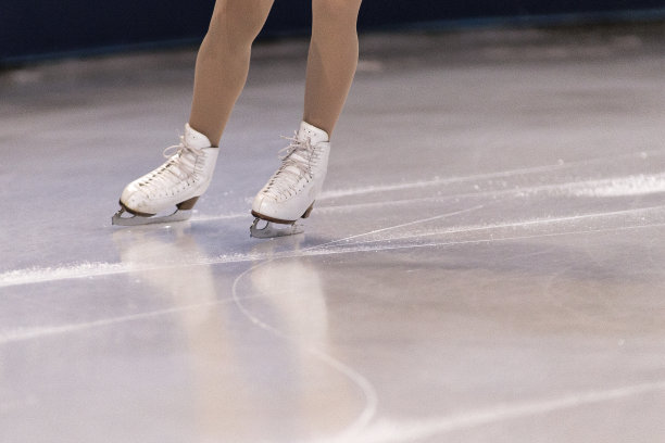 在冰上溜冰者图片下载