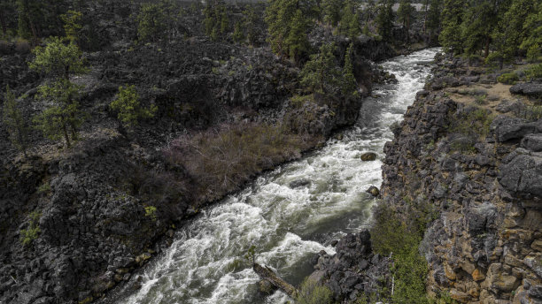 俄勒冈州本德附近的德舒特河上的狄龙瀑布图片下载