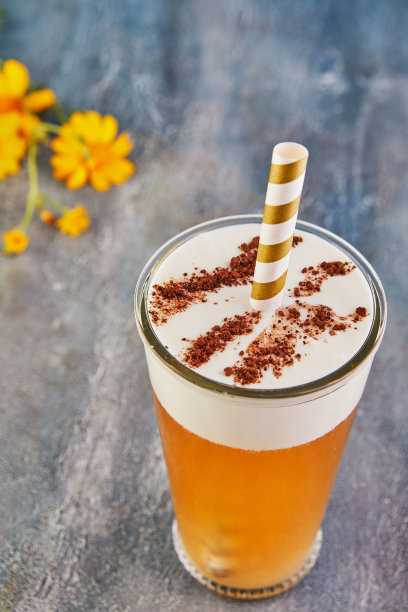 时尚的食品和喝一杯冰乌龙茶图片下载