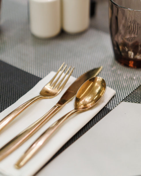 餐桌上餐具的特写镜头图片下载