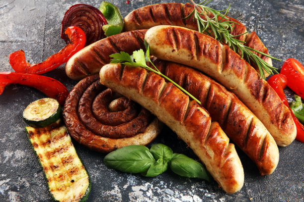 各种美味的烤肉配蔬菜，配烤香肠和蔬菜图片下载