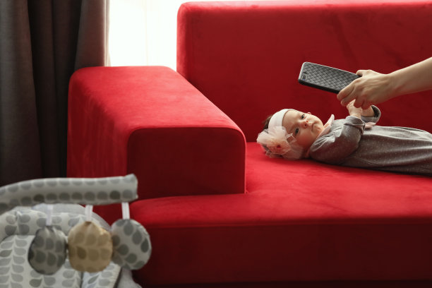 宝贝女儿正在打视频电话图片下载