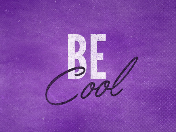 在紫色的混凝土墙上保持冷静，激励人心的文字引用图片下载