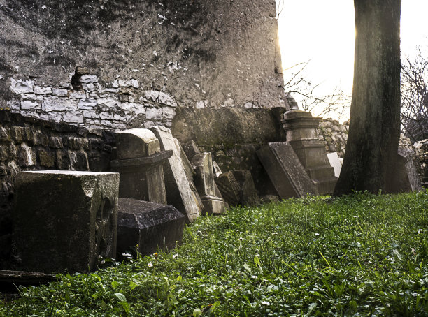 废弃的墓地，古老的水泥墓碑图片下载