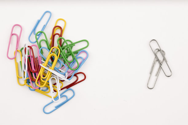 把回形针分开。图片下载